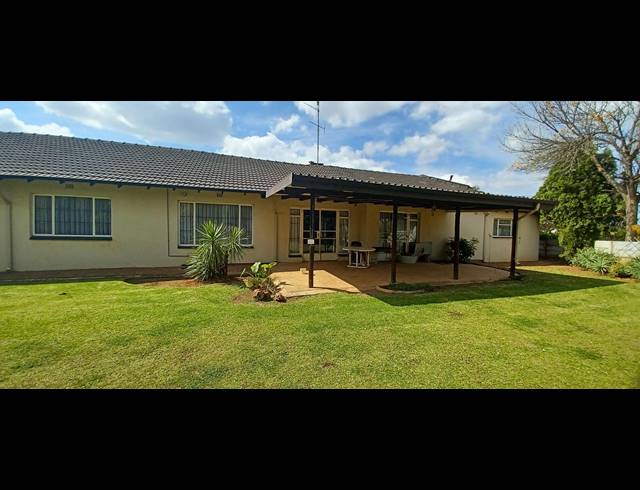 5 BEDROOM FREEHOLD FOR SALE IN DAL FOUCHE